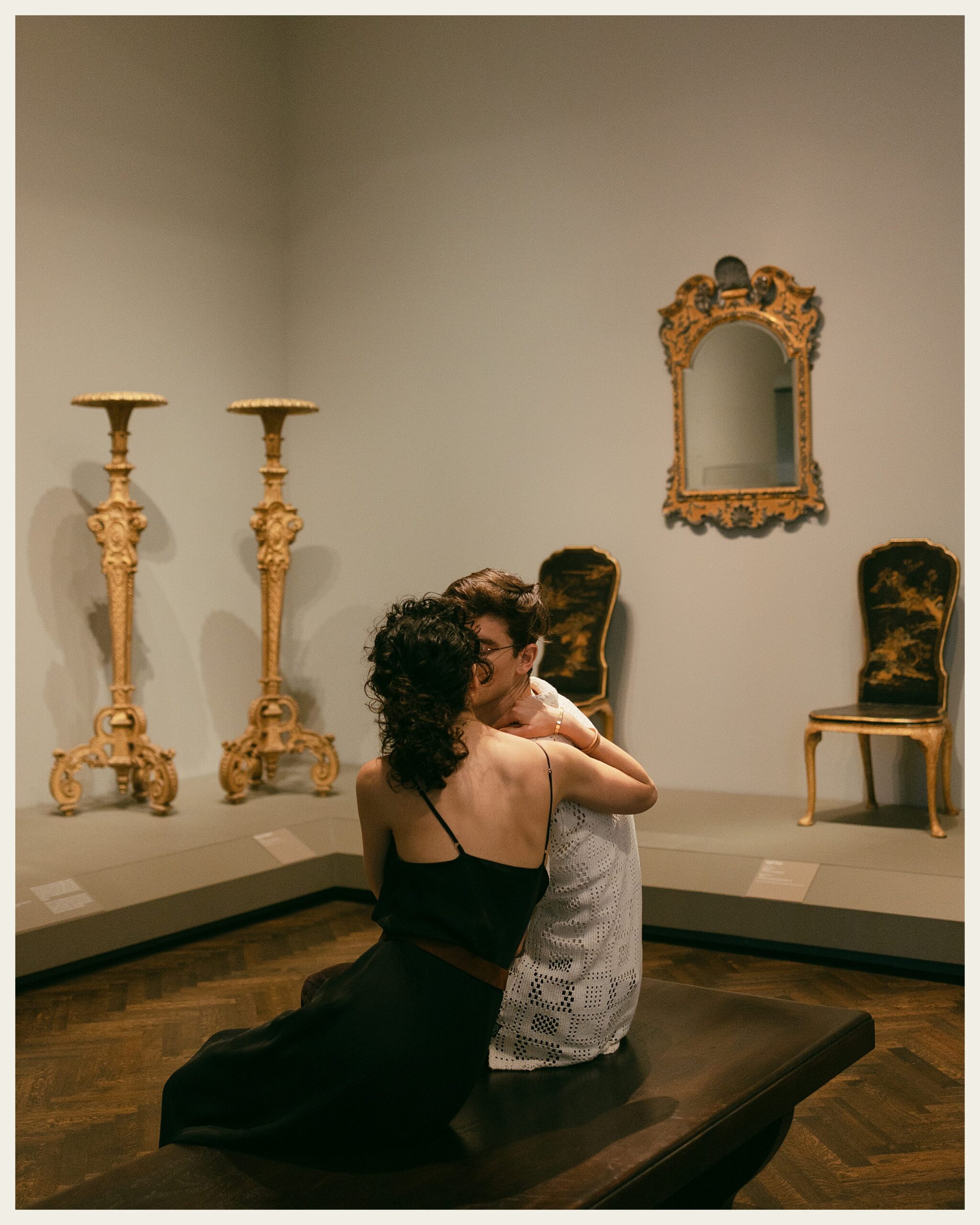 couple kissing in art museum